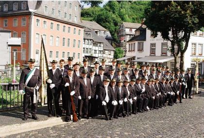 Foto der Bürgerschützen vor dem "roten Haus" 